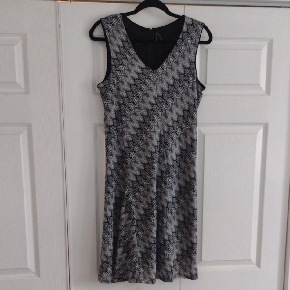 Lapis Black & White Sleeveless V-Neck Midi Dress